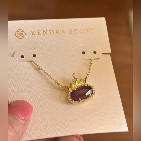 Disney | Kendra Scott Elisa Princess Short Gold Pendant in Mauve Mother-of-Pearl - Picture 2 of 7